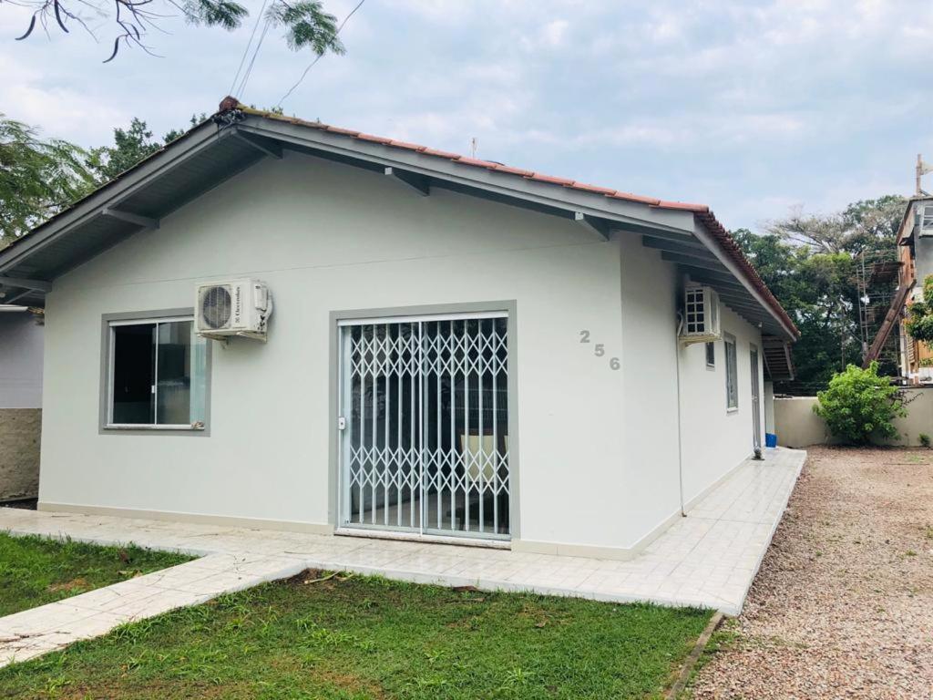 Casa De 03 Dormitorios No Centro De Bombinhas Εξωτερικό φωτογραφία